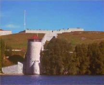 Vue générale des fortifications du Fort-Henry montrant l’interrelation du glacis avec les éléments caractéristiques qui entourent le site (son profil et le besoin d’un mur de soutènement au nord et le long du rivage de la baie Deadman).; Parks Canada Agency/Agence Parcs Canada, n.d.