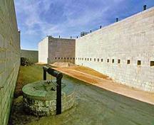 Vue générale de la fossé sec du Fort-Henry montrant ses proportions généreuses et ses matériaux de construction en pierre importants, 1994.; Parks Canada Agency/Agence Parcs Canada, J. Butterill, 1994.