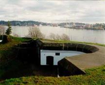 Vue générale du fort Rodd Hill, qui montre l'intégrité de la topographie et de la végétation liées stratégiquement au cadre de chaque structure et batterie, 1997.; Parks Canada Agency/Agence Parcs Canada, J. Mattie, 1997.