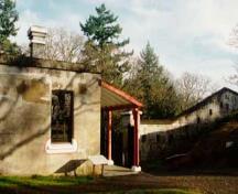 Vue générale du poste de garde et du mur de défense percé de meurtrières du fort Rodd Hill, 1997.; Parks Canada Agency/Agence Parcs Canada, J. Mattie, 1997.