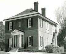 Corner view of the Cottage, showing two façades, 1986.; Agence Parcs Canada / Parks Canada Agency, M. Trépanier, 1986.