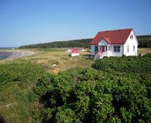 Vue de la maison du gardien du phare de l'Île Verte; Agence Parcs Canada | Parks Canada Agency, Valérie Busque, 2009.