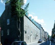 Vue en angle du 57-63, rue Saint-Louis montrant la régularité du fenêtrage.; Parks Canada Agency / Agence Parcs Canada