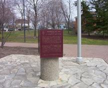 Vue générale montrant la plaque commémorative et le Navy Yard Park en arrière-plan, 2006.; Parks Canada Agency | Agence Parcs Canada, 2006.