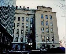Vue en angle de l'Édifice commémoratif de l'Est montrant le toit de cuivre à liteaux à faible pente avec des lucarnes et une haute tour d’angle à toit en pavillon, 2011.; Agence Parcs Canada / Parks Canada Agency, M. Therrien, 2011.