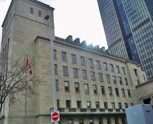 Vue de côté de l'Édifice commémoratif de l'Est mettant l'accent sur l’échelle monumentale de l’édifice et sa volumétrie en gradins, les structures en acier et en béton armé revêtues de calcaire lisse avec une plinthe en granit, 2011.; Parks Canada Agency / Agence Parcs Canada, M. Therrien, 2011.