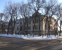 Vue contextuelle - du nord-ouest de l'école Laura-Secord, Winnipeg, 2006; Historic Resources Branch, Manitoba Culture, Heritage and Tourism, 2006