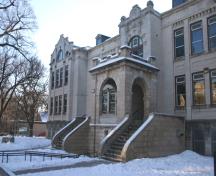 Façade principale (détails) de l'école Laura-Secord, Winnipeg, 2006; Historic Resources Branch, Manitoba Culture, Heritage and Tourism, 2006