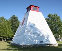 Vue en angle du phare de McNab Point; Kraig Anderson - lighthousefriends.com