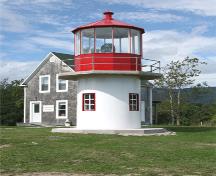 Vue générale du phare de la pointe sud-ouest de St. Paul Island; Kraig Anderson - lighthousefriends.com