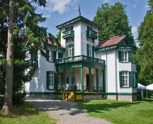 Vue générale de la villa Bellevue, montrant les détails élaborés que sont le bord festonné de l’avant-toit, les volets aux fenêtres, l’auvent de balcon, les consoles et balustrades, les rambardes à pointes de la véranda et le chapiteau de la tour, 2009.; Parks Canada Agency / Agence Parcs Canada, André Guindon, 2009.