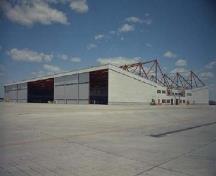 View of 10 Hangar showing the exposed butterfly truss structure above the roof line, c. 1962.; Department of National Defence / Ministère de la Défense nationale, circa / vers 1962.