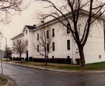 Façade nord de l'édifice B-1, qui montre l'entrée principale, 1993.; Department of National Defence / Ministère de la Défense nationale, 1993.