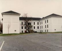 Façade est de l'édifice B-1, qui montre la symétrie générale et la volumétrie horizontale du bâtiment, 1993.; Department of National Defence / Ministère de la Défense nationale, 1993.