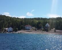 Vue générale du phare de Flowerpot Island montrant les bâtiments connexes; Parks Canada Agency | Agence Parcs Canada, S. Desjardins, 2015.