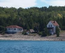 Vue générale montrant les résidences du gardien et de l'assistant-gardien du phare de Flowerpot Island; Parks Canada Agency | Agence Parcs Canada, S. Desjardins, 2015.
