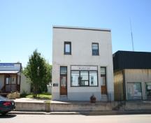 Façade principale - du nord de l'édifice de la Union Bank de Birtle, Birtle, 2005; Historic Resources Branch, Manitoba Culture, Heritage & Tourism, 2005