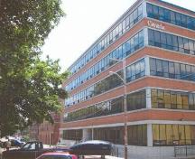 Vue en angle de l'annexe de la succursale postale « A » construite en 1952, montrant l'élévation principale donnant sur la rue Canterburyde.; Courtesy of Public Works and Government Services Canada \ Courtoisie de Travaux publics et Services gouvernementaux Canada