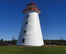 Vue générale du phare de Point Prim montrant les quatre fenêtres alignées à la verticale sur la tour, septembre 2016.; Kim Smith