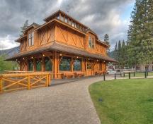 General view of the Museum of Natural History, showing the walls of crossed-log veneer with protruding shingled bays at the mezzanine level.; Amar Athwal, Parks Canada Agency / Agence Parcs Canada, 2011