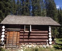 Side view of the Cuthead Warden Cabin, showing its round log wood construction, 2018.; Parks Canada Agency / Agence Parcs Canada, 2018, Mitch Fennel.