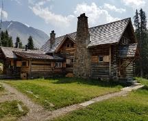 Front elevation, Main Building, with both new and older weathered wood.; Agence Parcs Canada / Parks Canada Agency, ca./vers 2013.