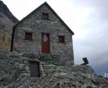 Façade du refuge du Col Abbot, qui montre l'harmonie de l'édifice avec son environnement.; Public Works and Government Services Canada / Travaux publics et services gouvernementaux Canada.