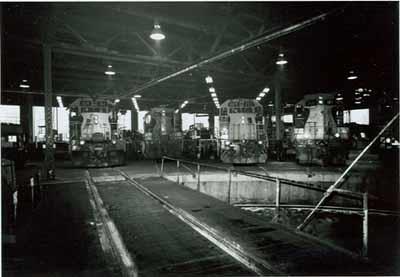 L'intérieur du hangar pour locomotives