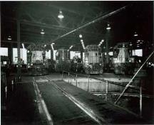 Photo de la table tournante et des locomotives diesel à l'intérieur de la Rotonde de l'Algoma Central, 1991.; Agence Parcs Canada/ Parks Canada Agency, Smyth, 1991.