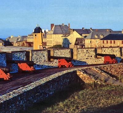 Vue générale montrant mur défensif et des canons.
