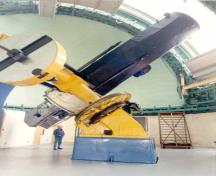 Vue de l'intérieur de l'Observatoire fédéral d'astrophysique montrant la légère ossature d’acier structural revêtue à l’intérieur d’un bardage de métal.; Parks Canada / Agence Parcs Canada, Andrew Waldron.