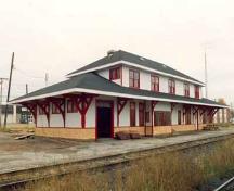 Corner view of the VIA Rail/Canadian National Railway Station, showing both the rear and side façades, 1992.; Agence Parcs Canada / Parks Canada Agency, Murray Peterson, 1992.
