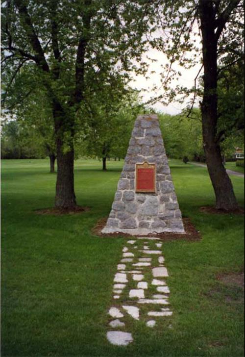 Image de la plaque et du cairn