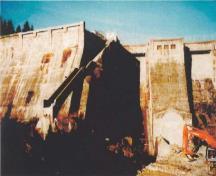 Vue du côté est de l'ouvrage d'amenée à l'installation hydroélectrique de Stave Falls, 2002.; Agence Parcs Canada / Parks Canada Agency, 2002.