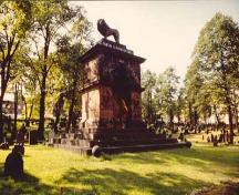 Vue de l'ancien cimetière, qui montre le monument commémoratif de Sébastopol, 1993.; Agence Parcs Canada / Parks Canada Agency, 1993.