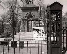 Vue supplémentaire du monument commémoratif de Sébastopol et de l'entrée principale de l'ancien cimetière, 1993.; Agence Parcs Canada / Parks Canada Agency, 1993.