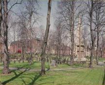 Vue générale de l'ancien cimetière, qui montre la disposition aléatoire des tombes et la forme des pierres tombales et des monuments ainsi que des caveaux, 1993.; Agence Parcs Canada / Parks Canada Agency, 1993.