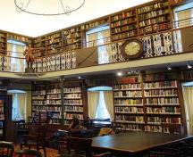 Vue de l'intérieur de la bibliothèque.; Parks Canada | Parcs Canada, Andrew Waldron, 2014.