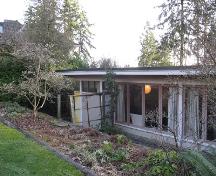 Vue générale de la Maison Binning, qui montre sa forme rectangulaire, ses dimensions restreintes et sa volumétrie basse; Parks Canada | Parcs Canada