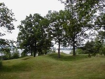 Vue générale des tumulus Serpent, qui montre un groupement de tumulus de forme sinueuse, 2006.; Parks Canada Agency / Agence Parcs Canada, 2006.