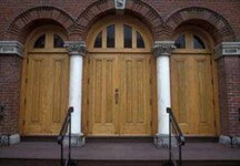 Vue de l'entrée principale de la synagogue de la congrégation Emanu-el, qui montre l'entrée triple avec des colonnes ornées jumelées, 1996.; Parks Canada Agency / Agence Parcs Canada, Barrett & MacKay, 1996.