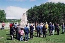 Vue du fort Livingstone, qui montre son emplacement en haut d'une colline, entouré de bois, 2005.; Agence Parcs Canada / Parks Canada Agency.