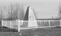 Vue de la plaque et du cairn de la CLMHC; Agence Parcs Canada / Parks Canada Agency