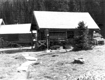 General view of the Elizabeth Parker Hut (left) and Wiwaxy Lodge (right) showing the rustic appearance and natural building materials of the Lodge that are compatible with the adjacent Elizabeth Parker Hut, 1987.; Public Works Canada / Ministère des Travaux publics, A. Powter, 1987