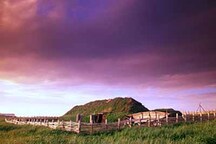 Vue générale d'une répliques de huttes de terre vikings de l'Anse aux Meadows, 2003.; Parks Canada Agency/ Agence Parcs Canada, D. Wilson, 2003.