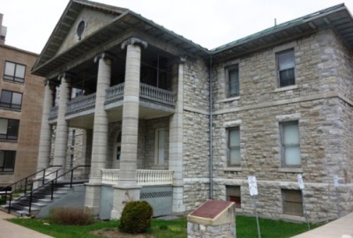 Vue de la façade avec des colonnes et portique