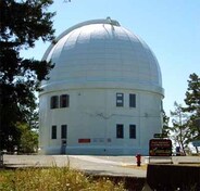 Vue générale du lieu historique national du Canada l'Observatoire-Fédéral-d'Astrophysique montrant sa volumétrie cylindrique simple coiffée d'un dôme, 2008.; Parks Canada Agency/Agence Parcs Canada, Andrew Waldron, 2008