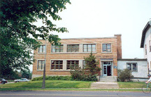 Façade de l'annexe de la technologie laitière, qui montre les murs en brique rouge lisse avec les accents en pierre qui soulignent les rangées de fenêtres horizontales.; Department of Agriculture and Agri-Food / Ministère de l'Agriculture et de l'Agroalimentaire, P. Armstrong.
