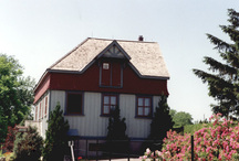 Vue du côté de l'atelier de rempotage, qui montre l’échelle, les proportions, la forme et le toit recouvert de bardeaux de cèdre, 1995.; Parks Canada Agency / Agence Parcs Canada, 1995.