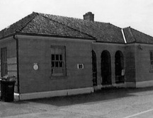 BFC Esquimalt, poste de garde, bâtiment 38, Colwood Colombie-Britannique; construit vers 1935.; CFB Esquimalt | BFC Esquimalt, 2000